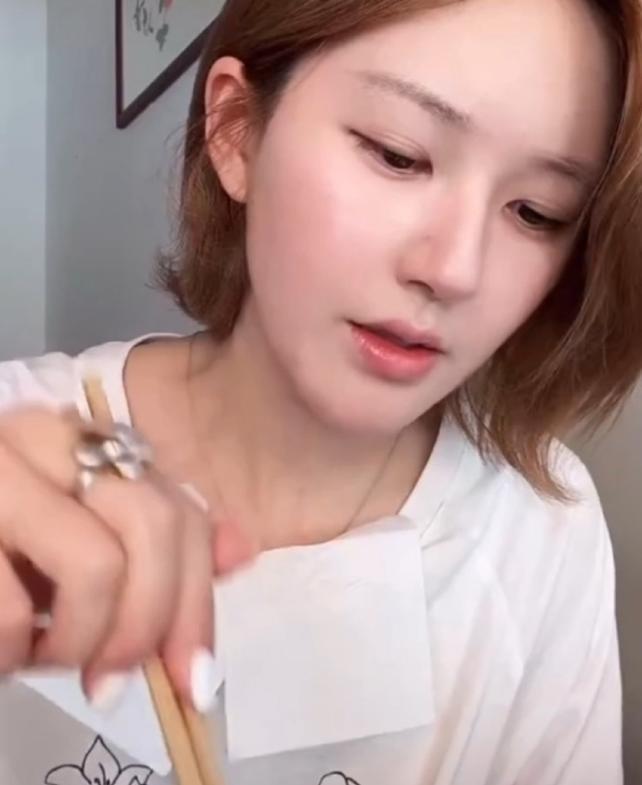 赵露思直播谈未来职业规划：你以为明星开店都赚钱啊