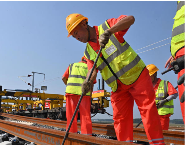 鲁冀两地同步启动 雄商高铁全线正式进入铺轨阶段